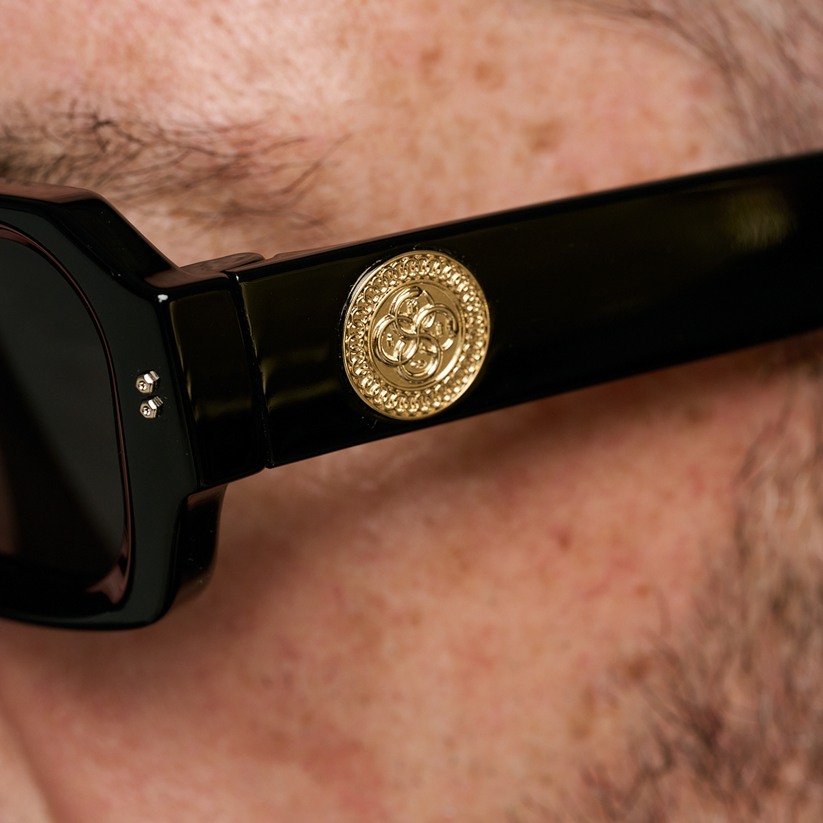 Bronx Negro Brillo Lente Gris Uroboro Metal