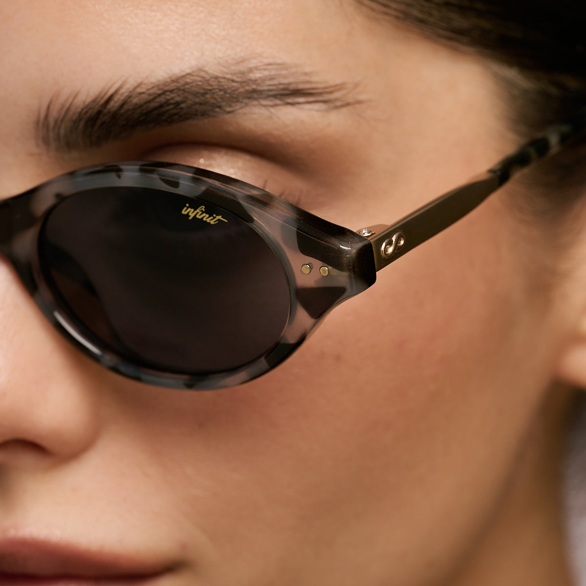 Cali Carey Azul Lente Azul