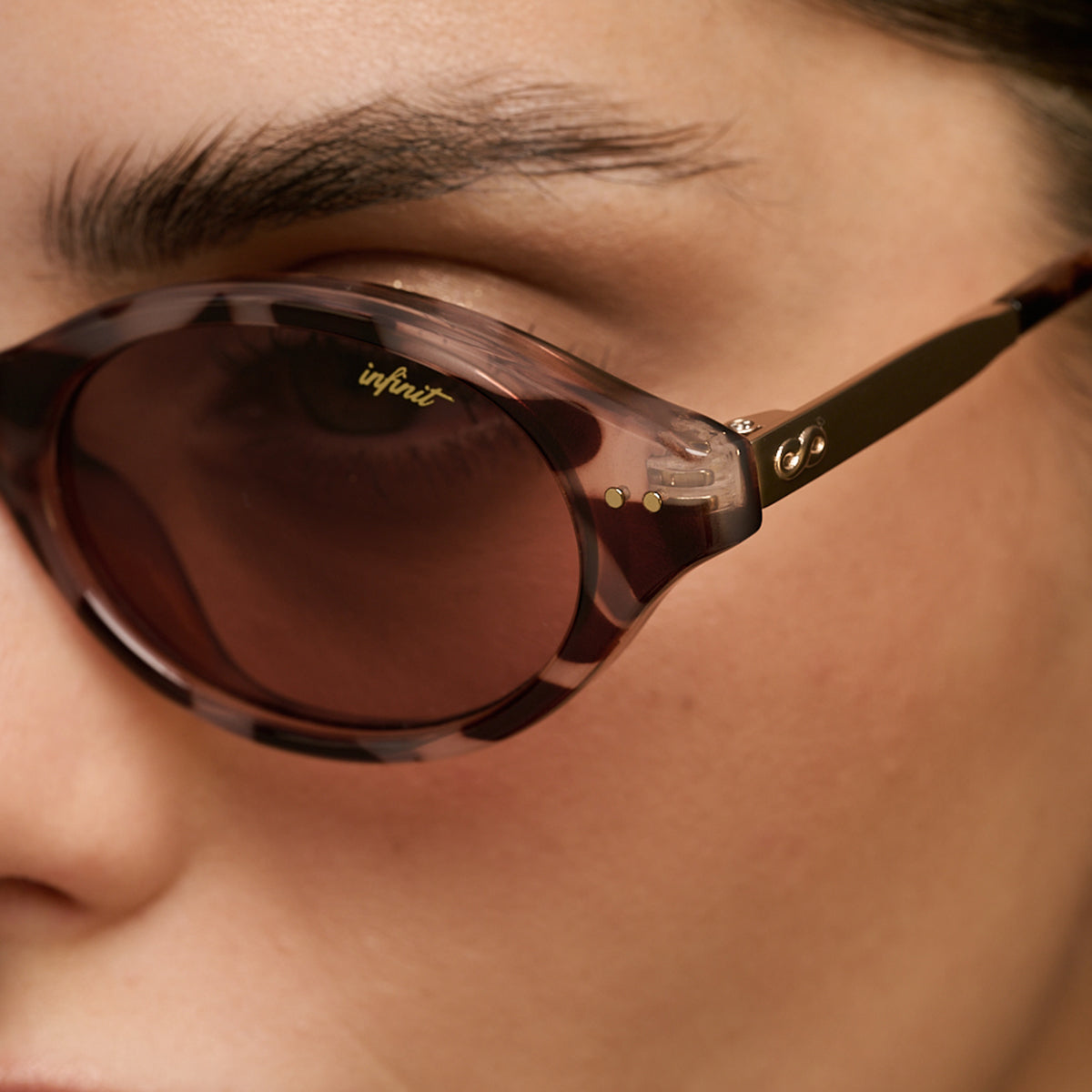 Cali Carey Rosa Lente Rosa