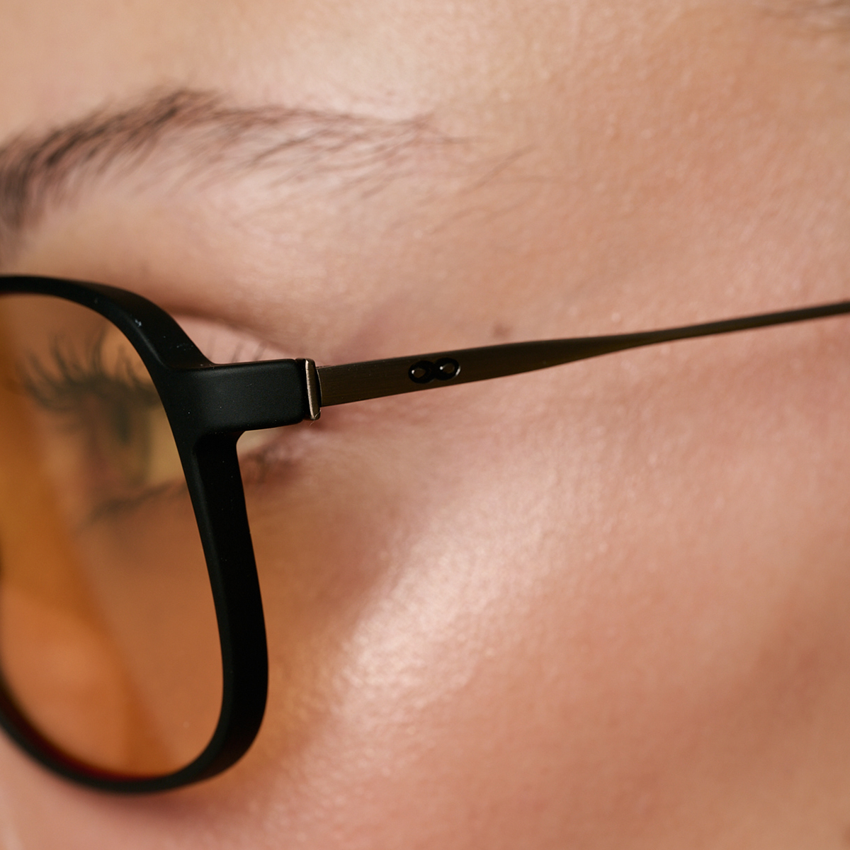 Caravan Negro Mate Lente Amarilla