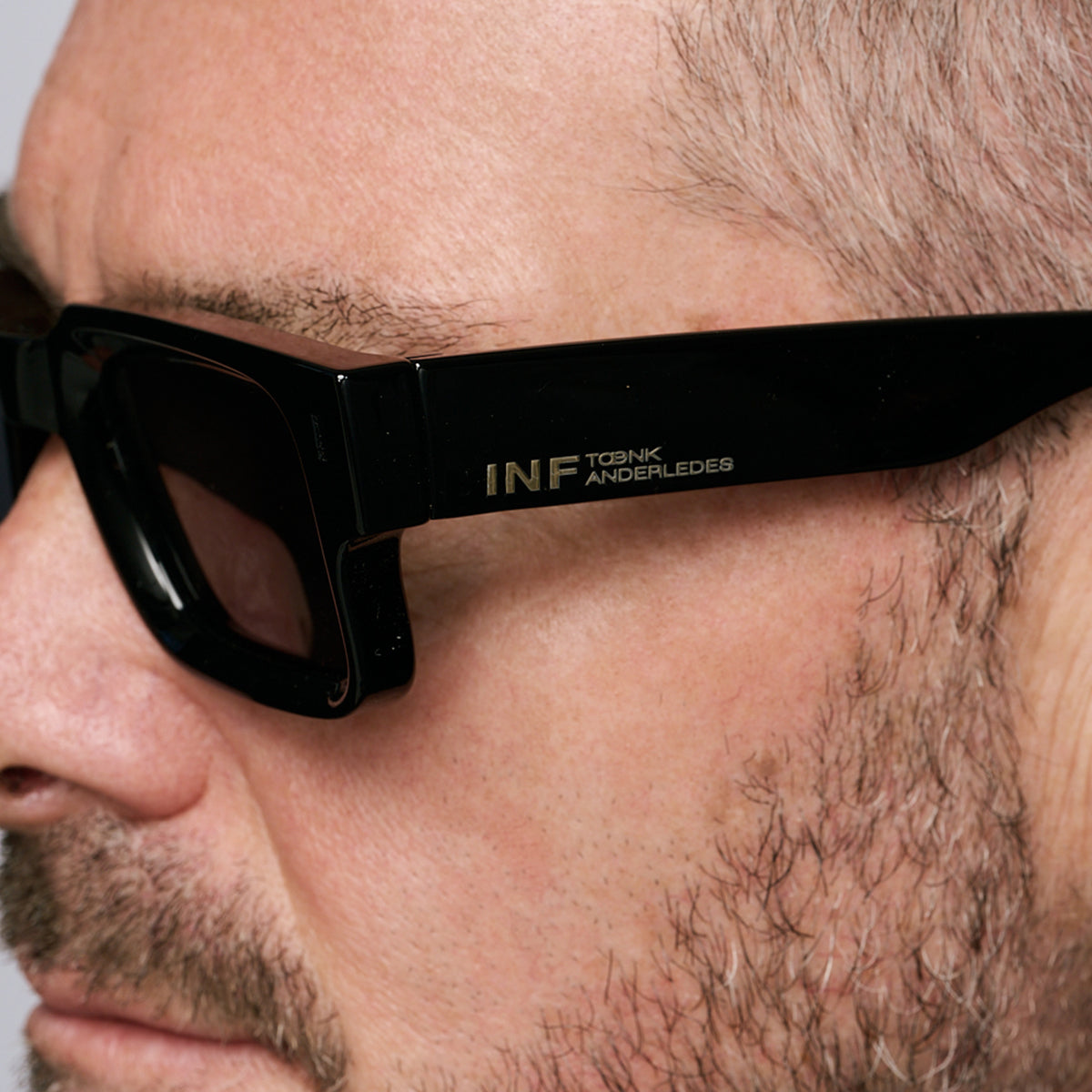 Exclamation Negro Brillo Lente Gris