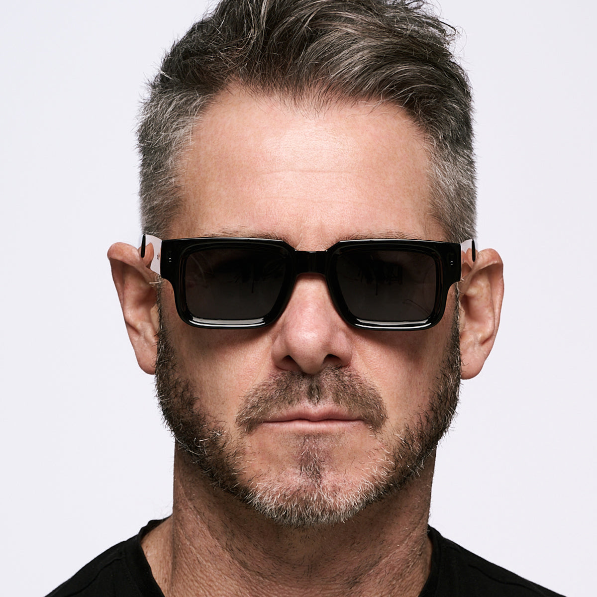 Exclamation Metal Negro Lente Gris