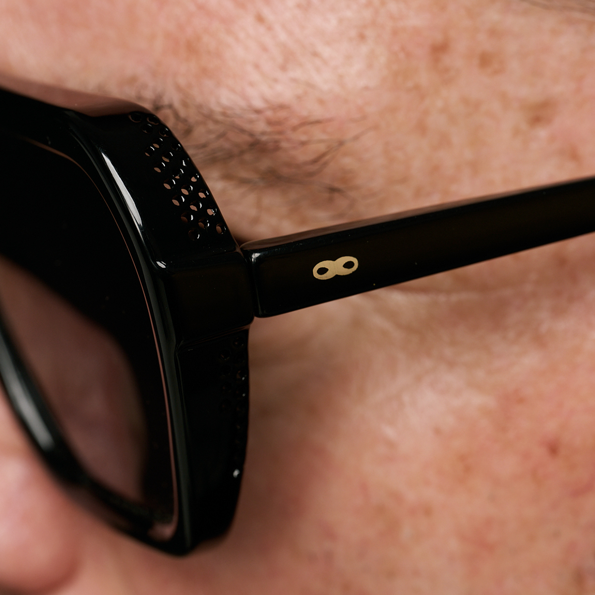 Lyon Negro Brillo Lente Gris