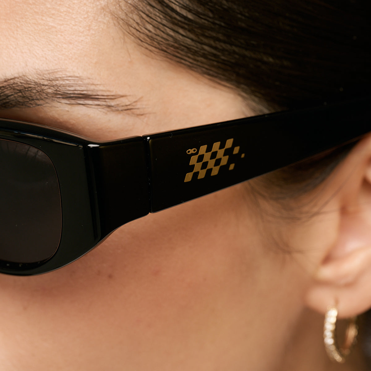 V8 Negro Brillo Lente Gris