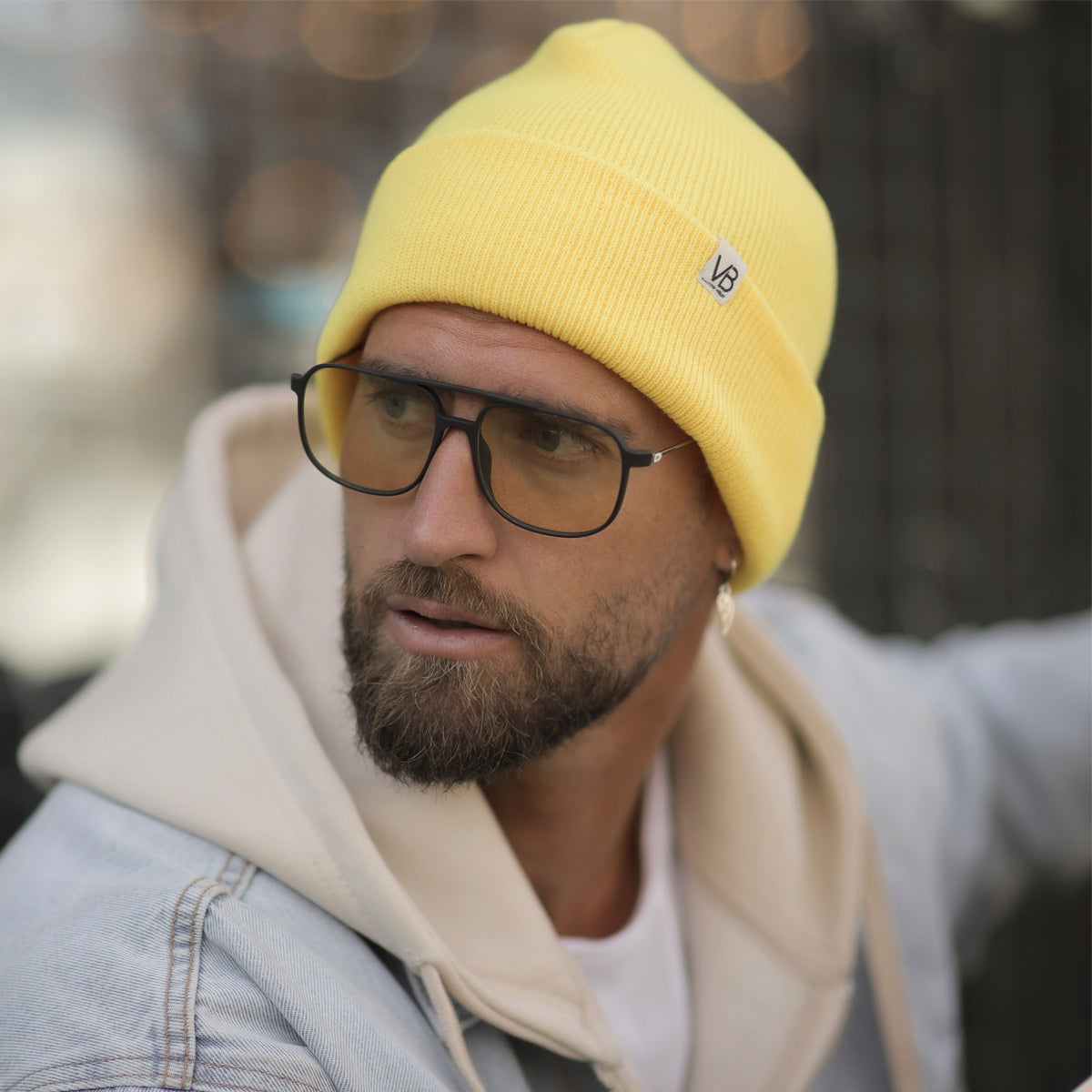 Caravan Negro Mate Lente Amarilla