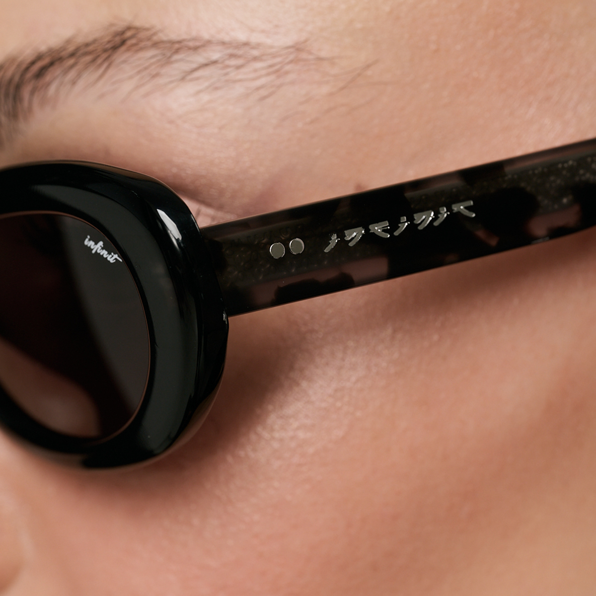 Asahi Negro Brillo Lente Gris