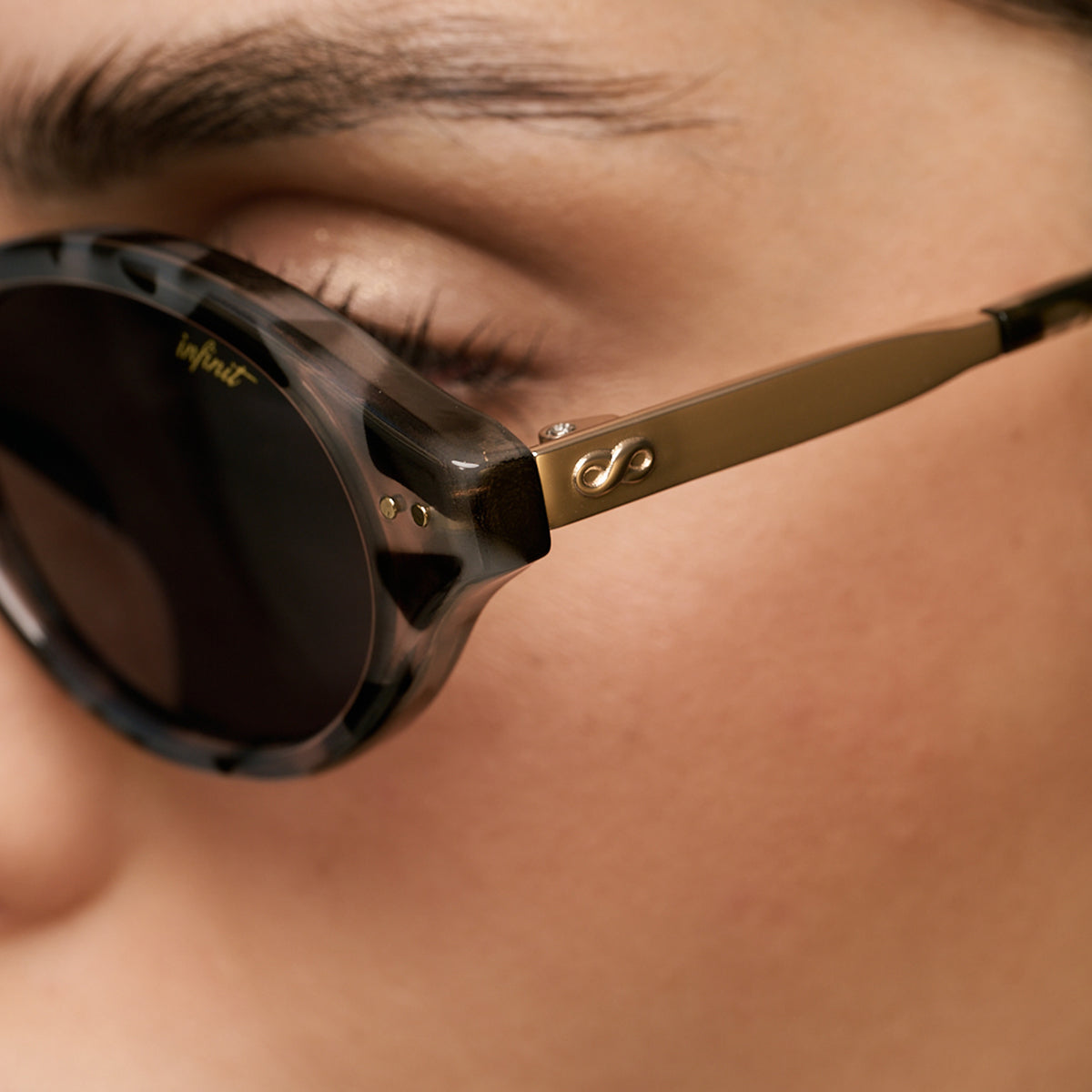 Cali Carey Azul Lente Azul