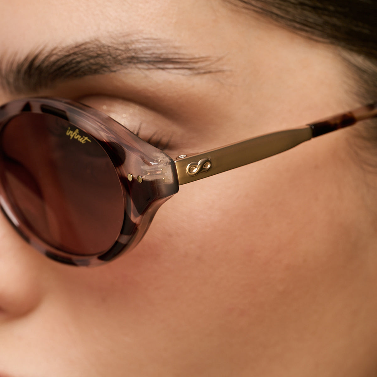 Cali Carey Rosa Lente Rosa