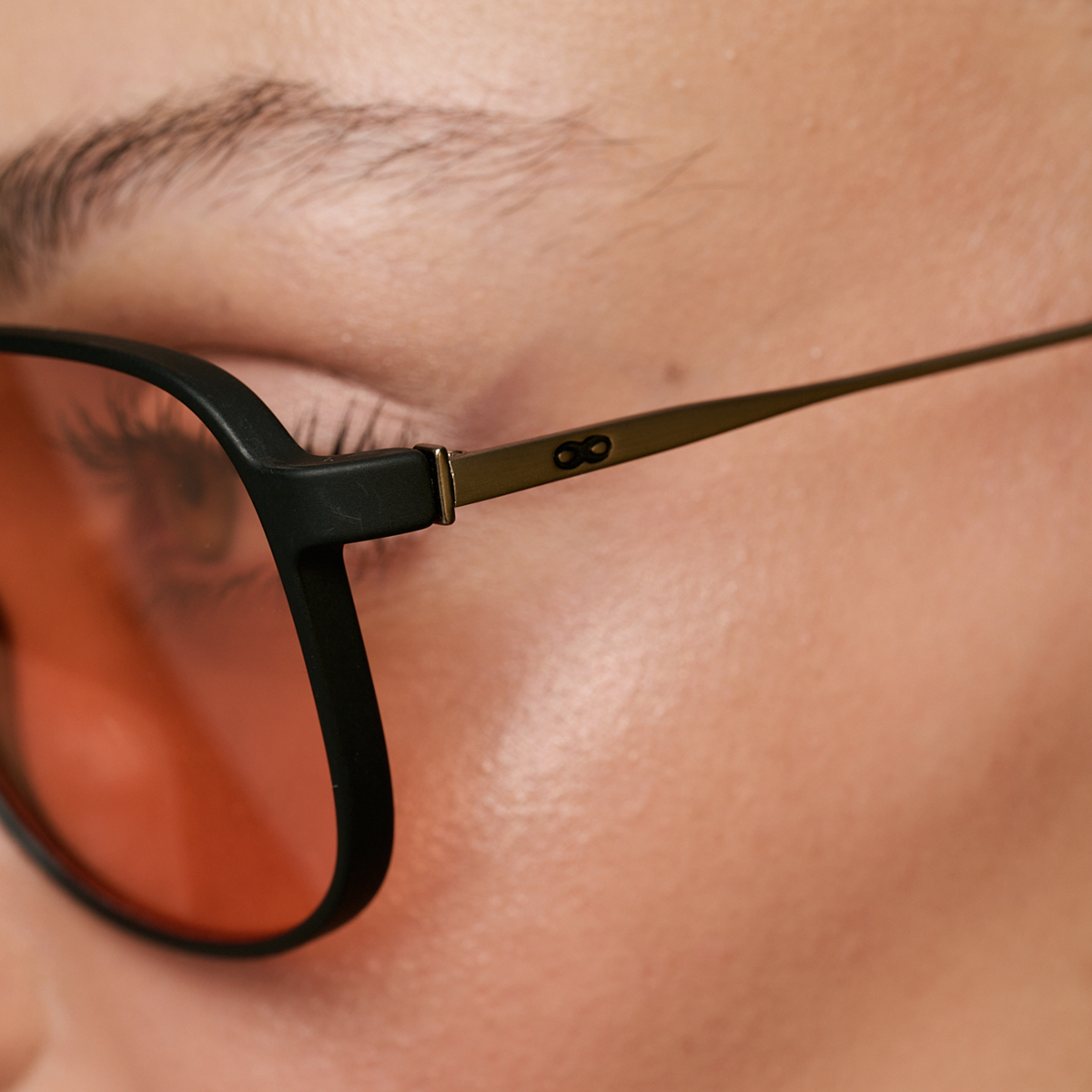 Caravan Negro Mate Lente Naranja