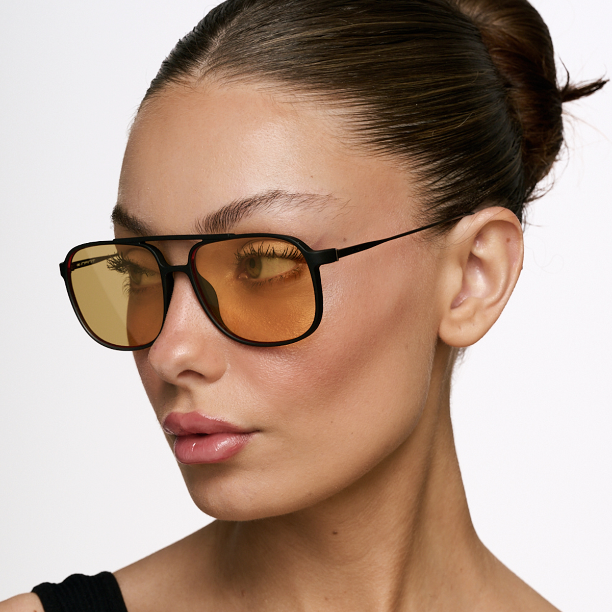 Caravan Negro Mate Lente Amarilla