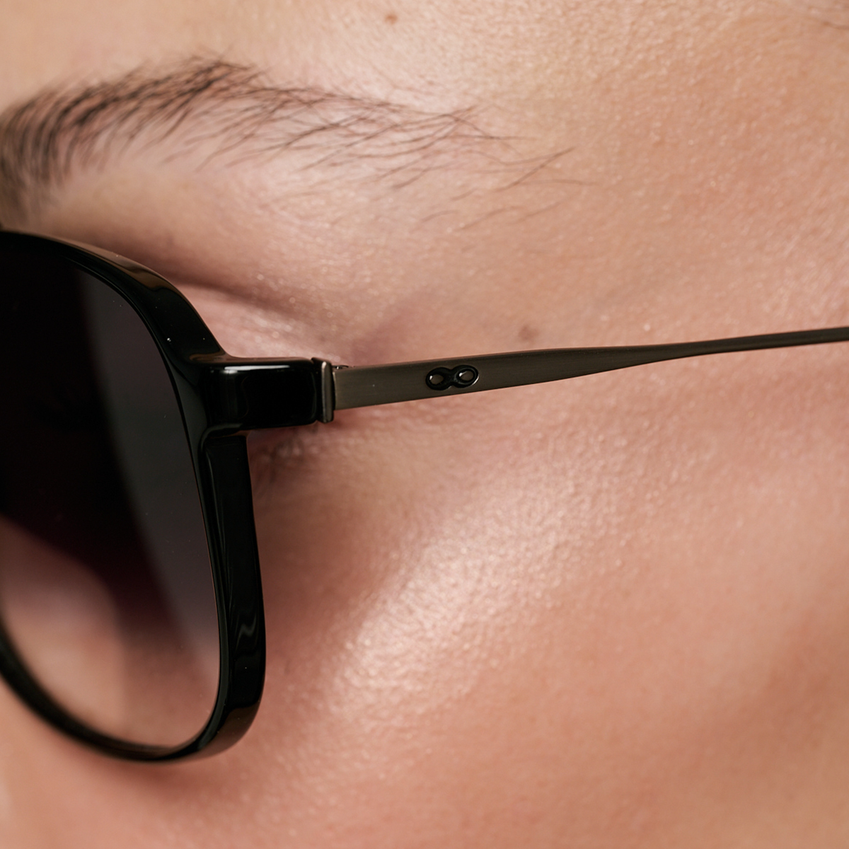 Caravan Negro Brillo Lente Gris Horizon