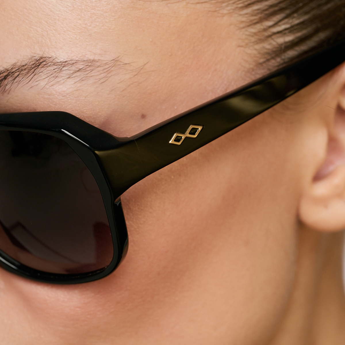 Cruz Negro Brillo Lente Gris Degrade