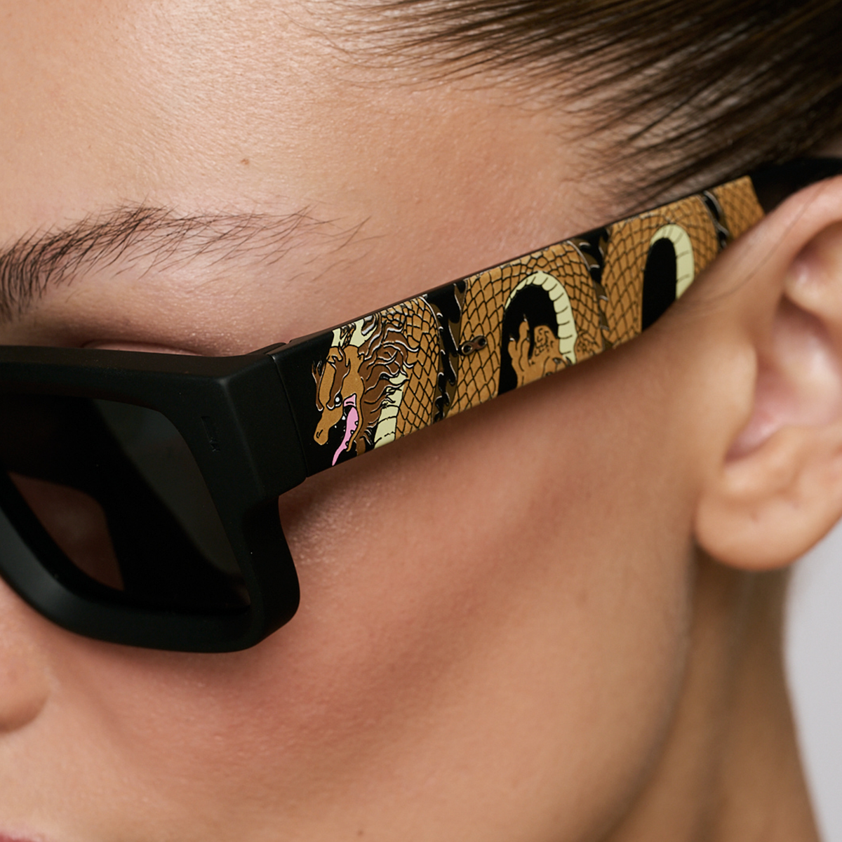 Exclamation Dragon Colors Negro Mate Lente Gris