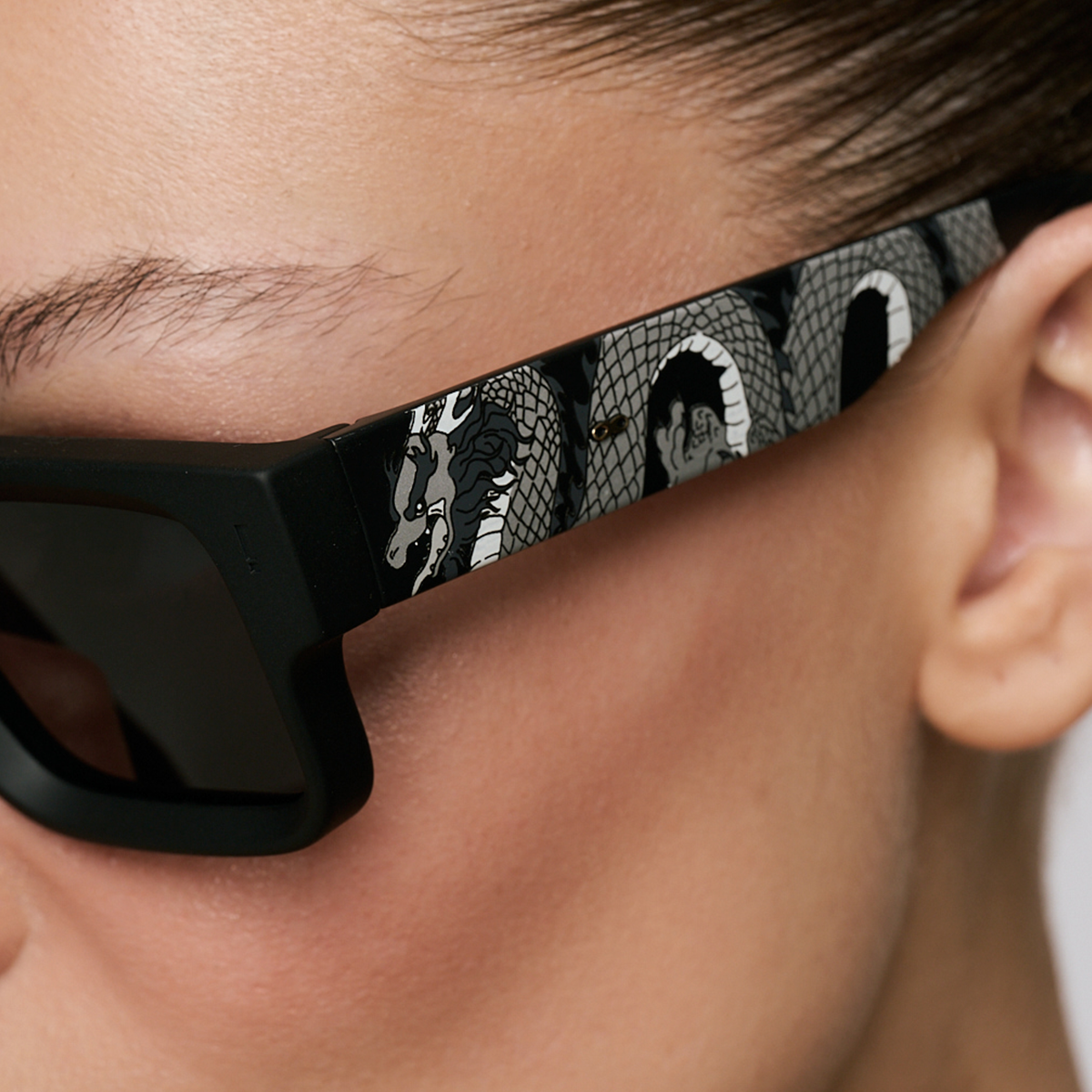 Exclamation Dragon Plateado Negro Mate Lente Gris