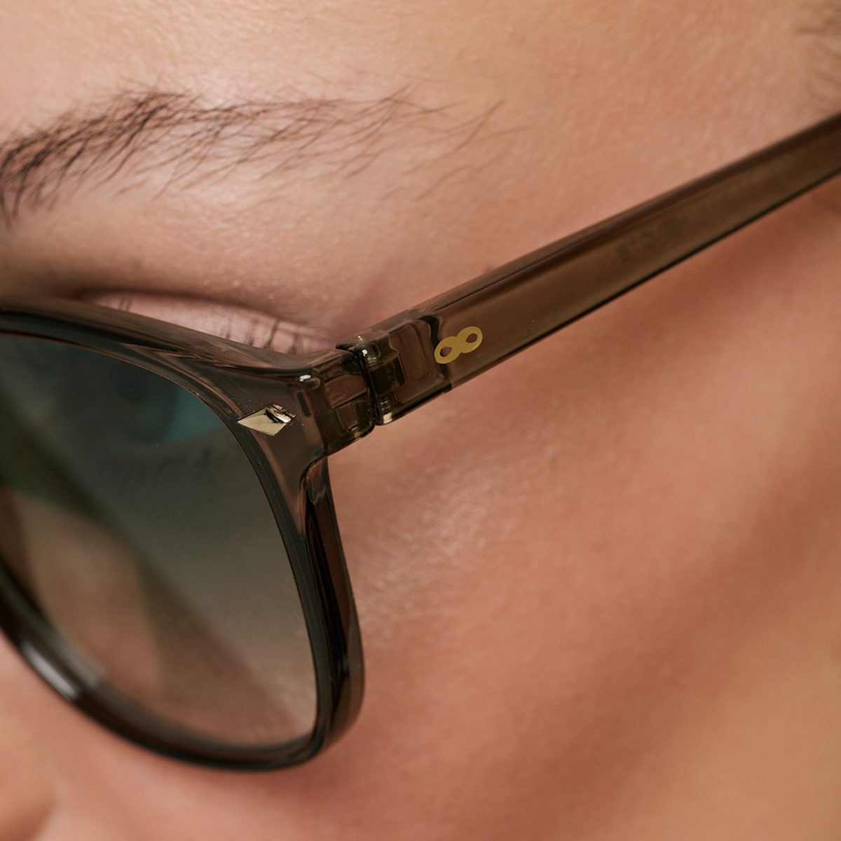 Xenote Translucido Gris Lente Verde Degrade